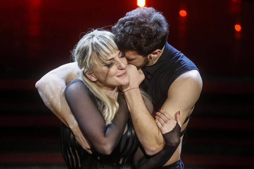 Tv: finale  'Ballando con le stelle ' - RIPRODUZIONE RISERVATA