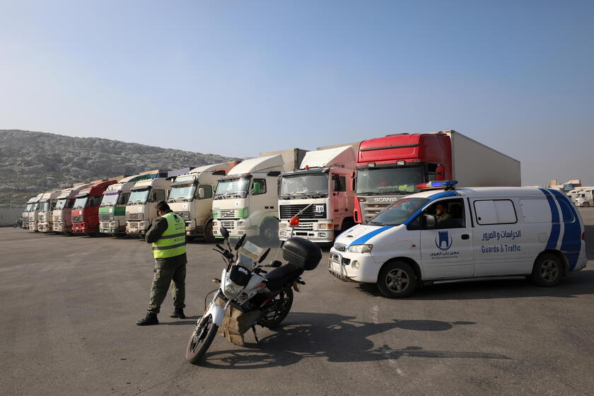 Aid convoy enters north Syria after UNSC renewed the cross-border aid mechanism © ANSA/EPA