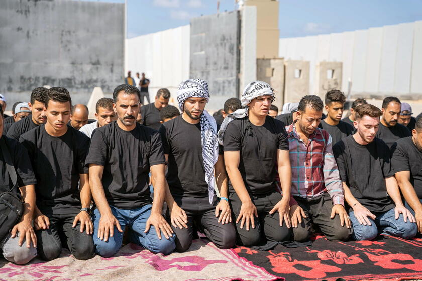 Egyptian NGO volunteers protest at Rafah crossing demanding aid delivery © ANSA/EPA