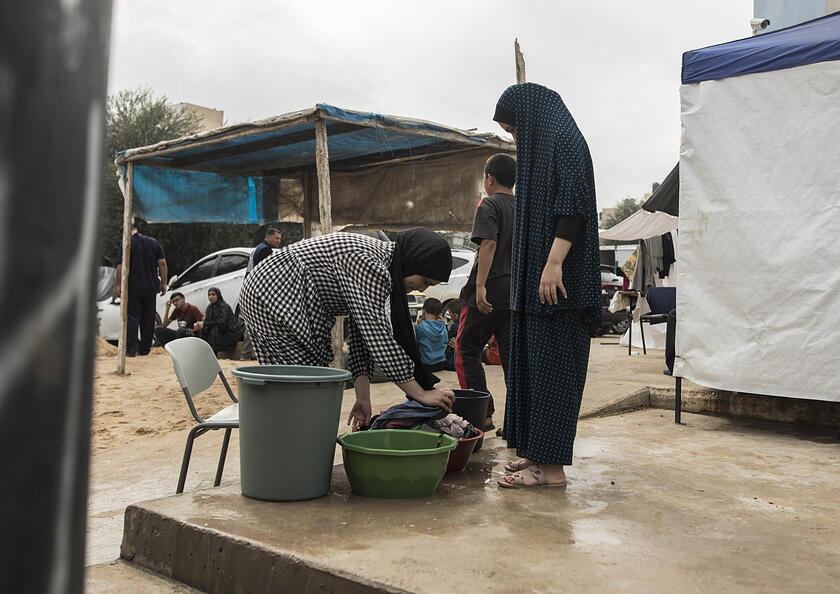 Displaced Palestinians take refuge in tent complex in Khan Yunis © ANSA/EPA