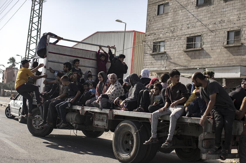 Palestinians evacuating to the southern Gaza Strip © ANSA/EPA