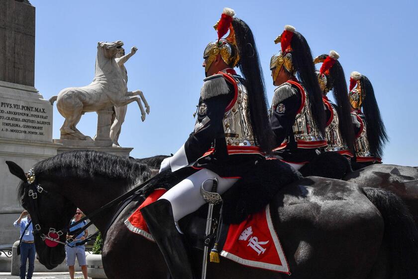 Corazzieri a cavallo in piazza del Quirinale - RIPRODUZIONE RISERVATA