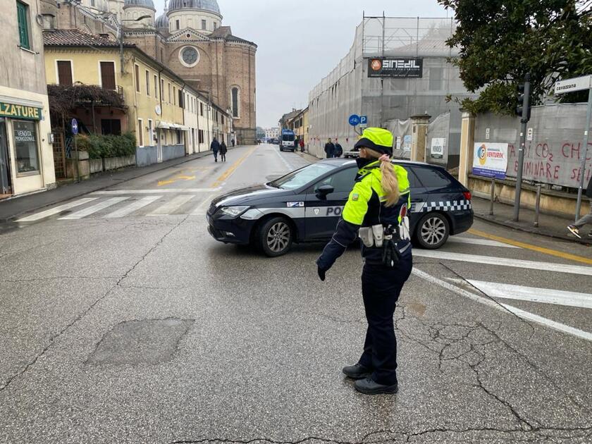 Funerali Giulia: iniziato ingresso al varco di polizia - RIPRODUZIONE RISERVATA