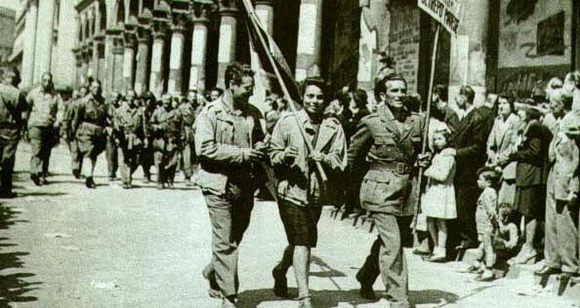 Manifestazione di partigiani per le strade di Milano subito dopo la liberazione. ANSA/WIKIPEDIA