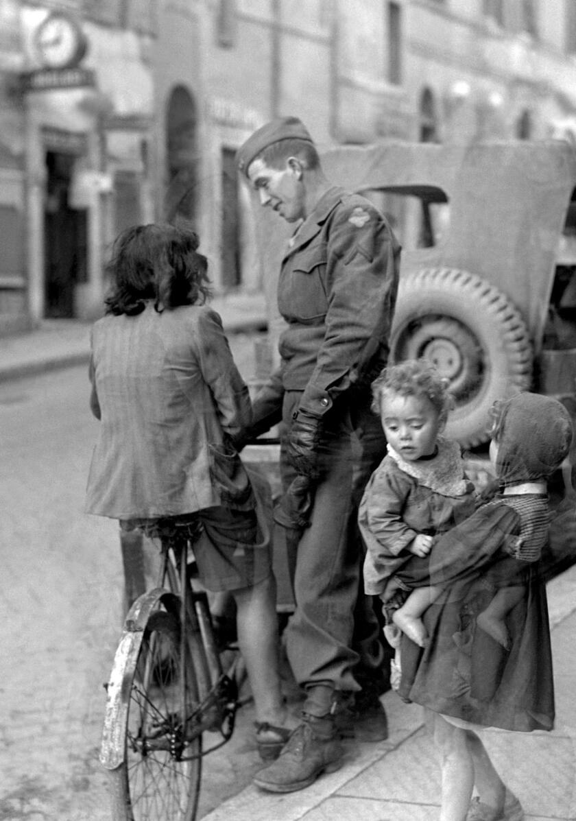 Un militare statunitense in libera uscita per le strade di Roma dopo la Liberazione