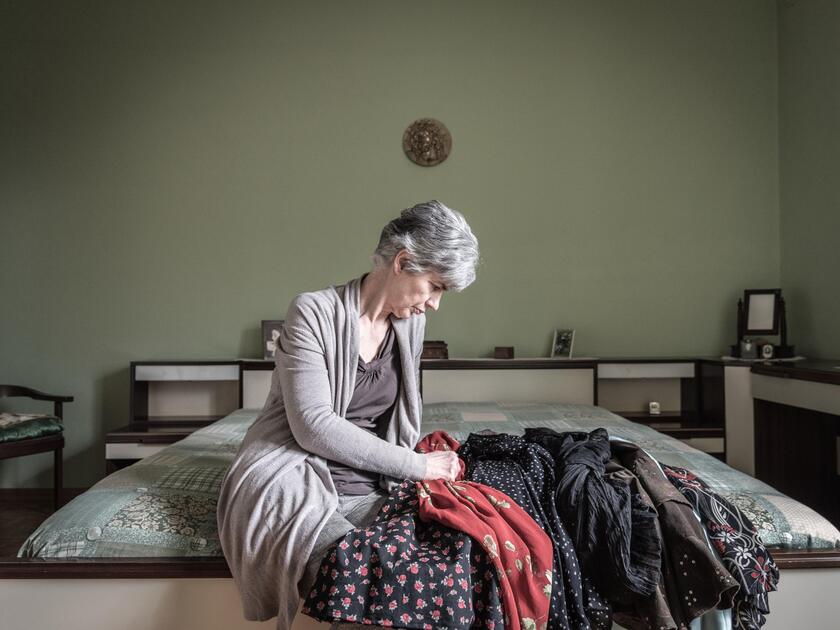 2. Giovanna Ferrari sul suo letto di casa - RIPRODUZIONE RISERVATA