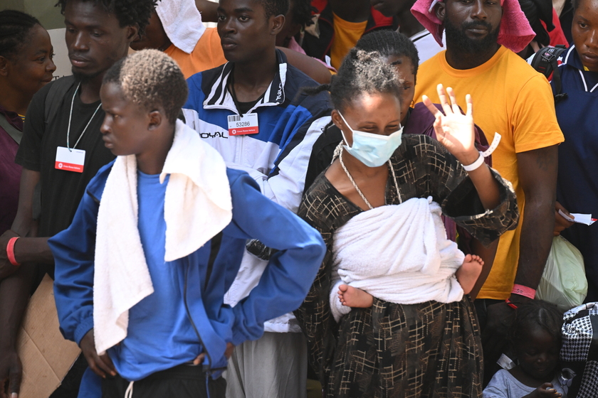 Migranti: caos a Lampedusa per trasferimenti - RIPRODUZIONE RISERVATA