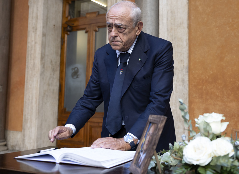 APERTA ANCHE OGGI LA CAMERA ARDENTE DI NAPOLITANO AL SENATO - RIPRODUZIONE RISERVATA