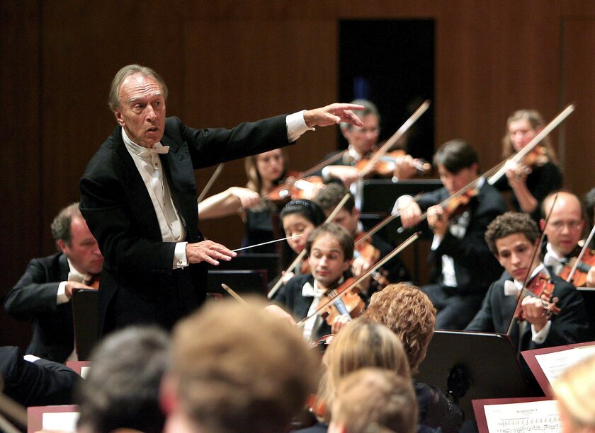 World famous Italian conductor Claudio Abbado conducts his orchestra - RIPRODUZIONE RISERVATA