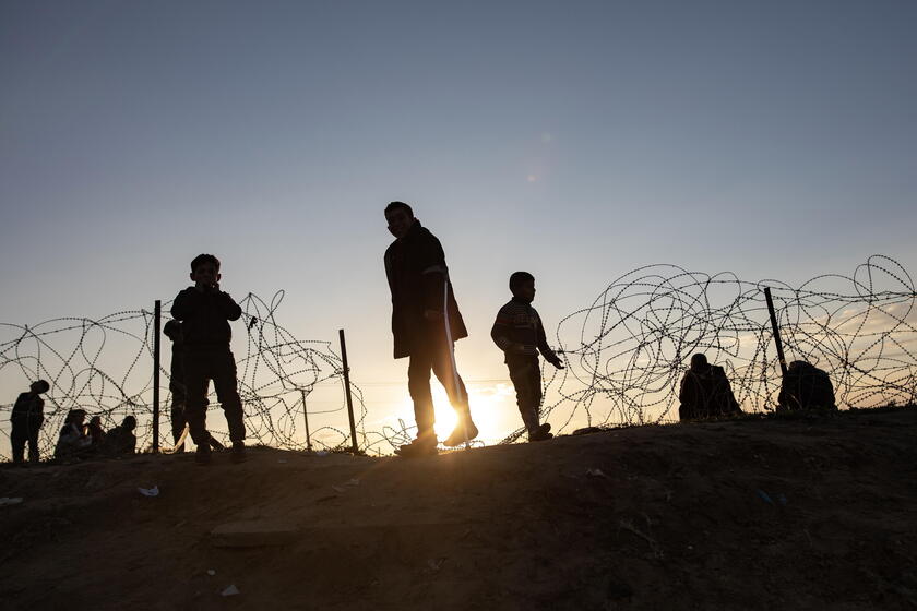 Displaced Palestinians flee to Gaza-Egypt border © ANSA/EPA