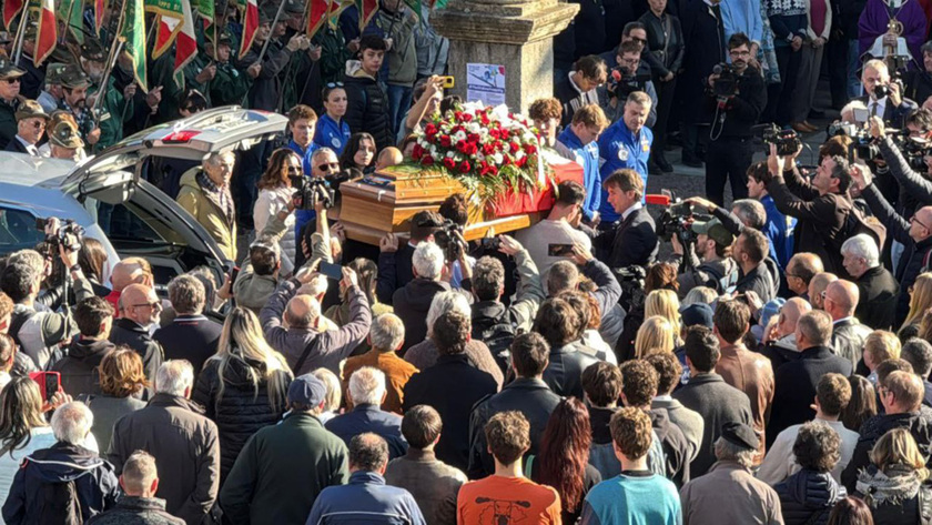 Una folla accoglie Matilde Lorenzi per il funerale