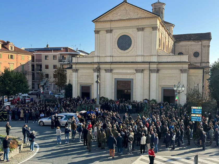 Una folla accoglie Matilde Lorenzi per il funerale