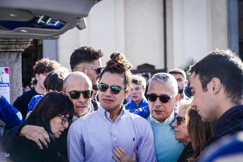 Una folla accoglie Matilde Lorenzi per il funerale