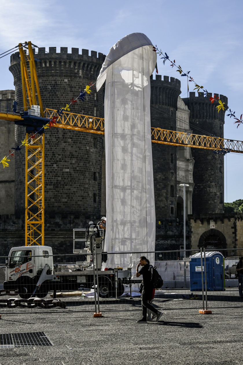 A Napoli una nuova installazione in piazza, la forma fa discutere