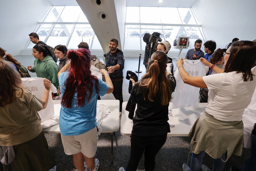 People volunteer to help people affected by flash floods in Valencia