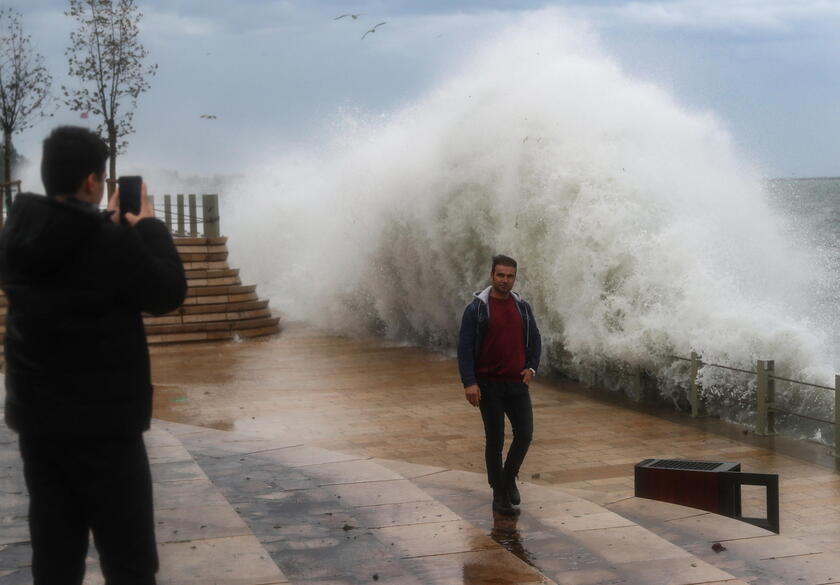 Heavy storm hits Istanbul