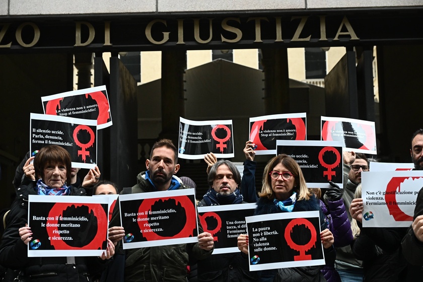 Violenza donne, presidio sotto il palazzo di Giustizia a Genova