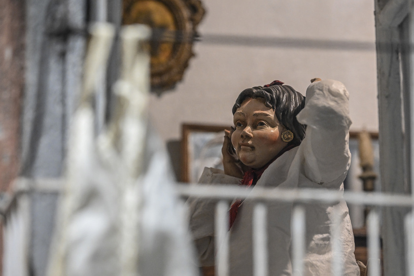 Napoli, alla chiesa di Santa Marta il Presepe dei fondaci con la statuina di Matilde Serao