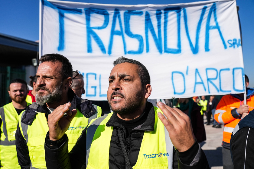 Stellantis: protesta lavoratori Trasnova a Pomigliano