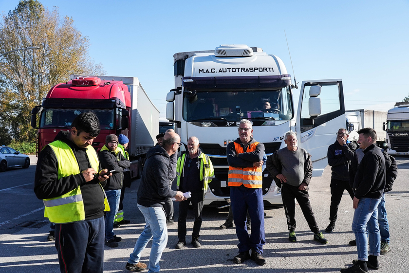 Stellantis: protesta lavoratori Trasnova a Pomigliano