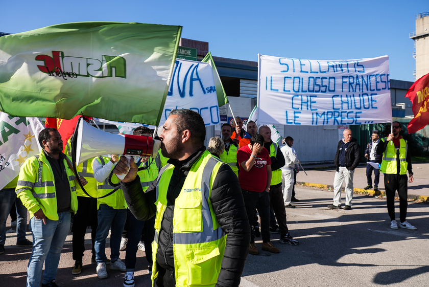 Stellantis: protesta lavoratori Trasnova a Pomigliano