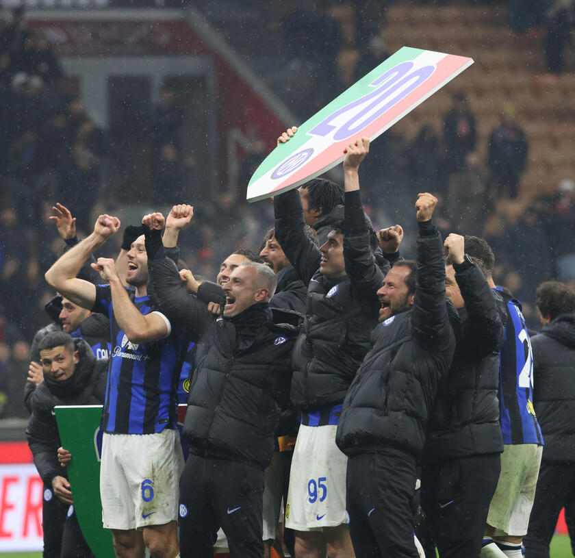 2-1 al Milan, scudetto e seconda stella per l'Inter