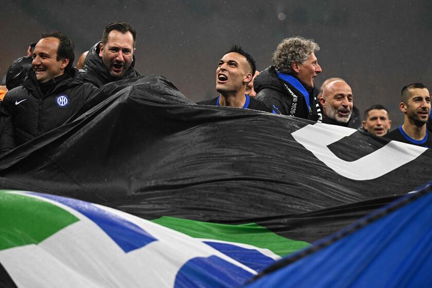 2-1 al Milan, scudetto e seconda stella per l'Inter