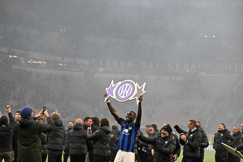 2-1 al Milan, scudetto e seconda stella per l'Inter