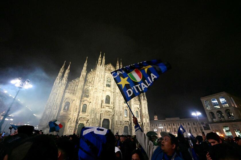 Scudetto Inter: Milano in festa, migliaia in Piazza Duomo