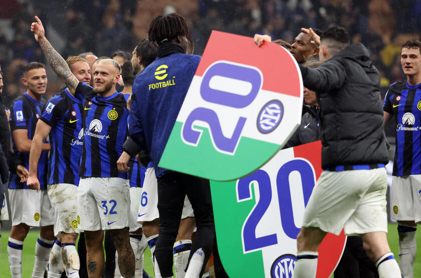 2-1 al Milan, scudetto e seconda stella per l'Inter