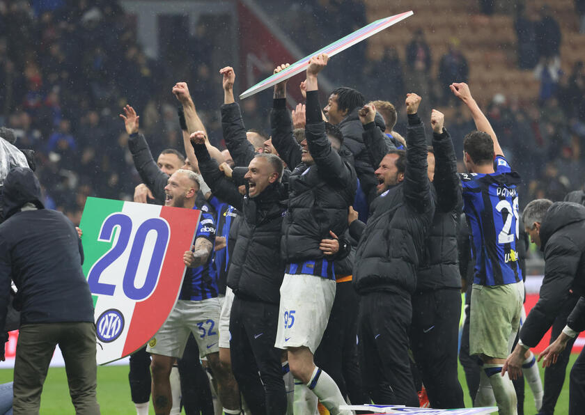 2-1 al Milan, scudetto e seconda stella per l'Inter