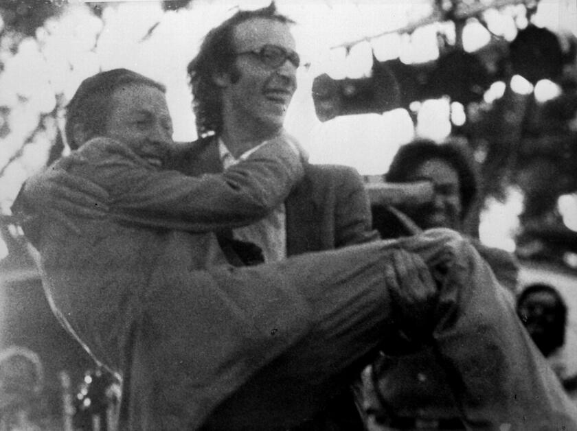 Benigni prende in braccio il segretario del Pci Berlinguer durante una manifestazione