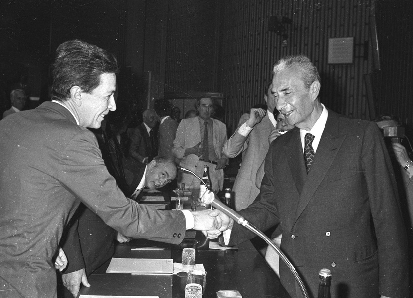 1973 - Berlinguer propone alla Dc il compromesso storico: nella foto stringe la mano a Moro