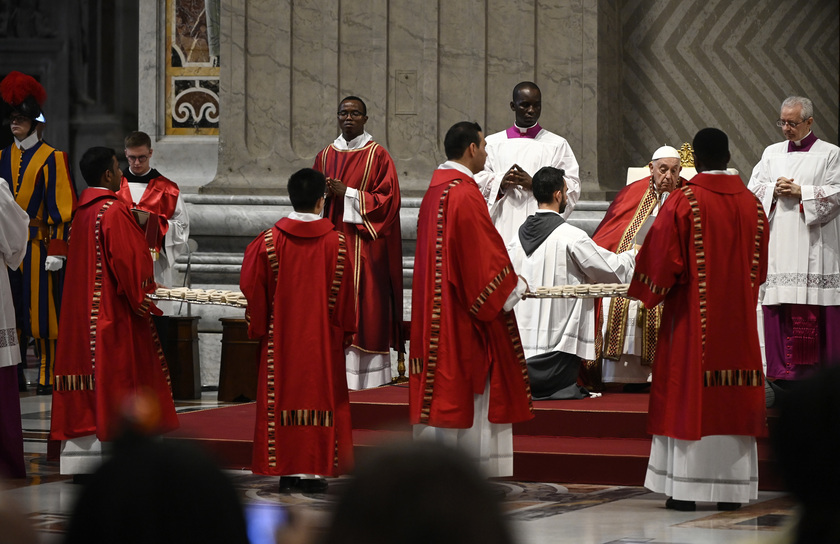 Il Papa, c'è bisogno di una Chiesa e società dalle porte aperte