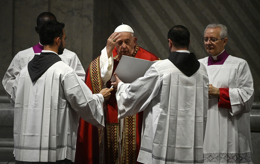 Il Papa, c'è bisogno di una Chiesa e società dalle porte aperte