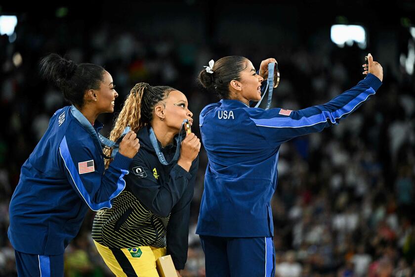 Simone Biles, argento, e Jordan Chiles, bronzo,  omaggiano l'oro di Rebeca Andrade