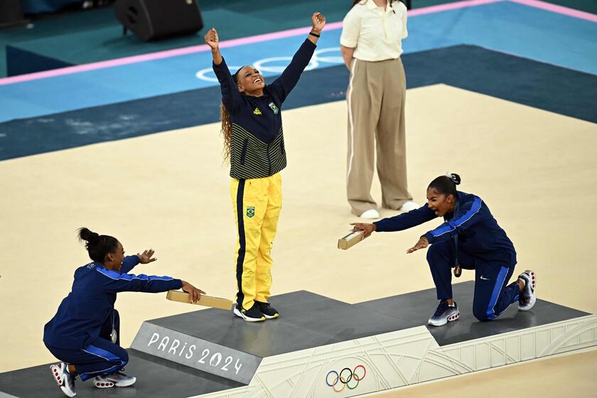 Simone Biles, argento, e Jordan Chiles, bronzo,  omaggiano l'oro di Rebeca Andrade