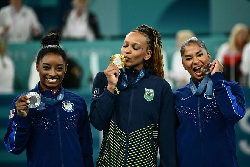 Simone Biles, argento, e Jordan Chiles, bronzo,  omaggiano l'oro di Rebeca Andrade