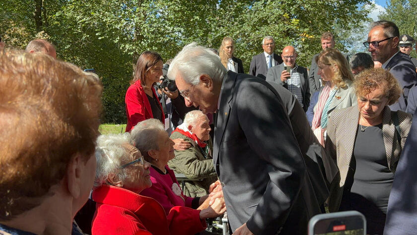 A Monte Sole l'abbraccio tra i presidenti e i sopravvissuti