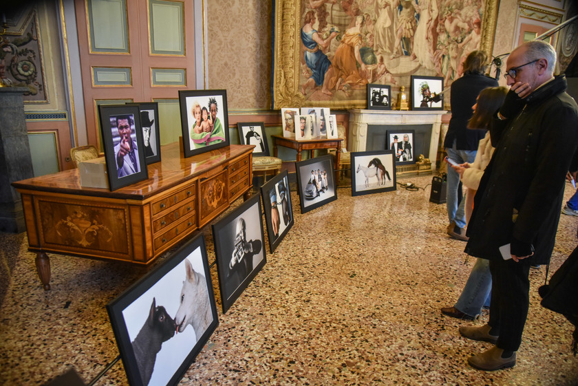 Milano omaggia Oliviero Toscani a Palazzo Reale con le sue foto