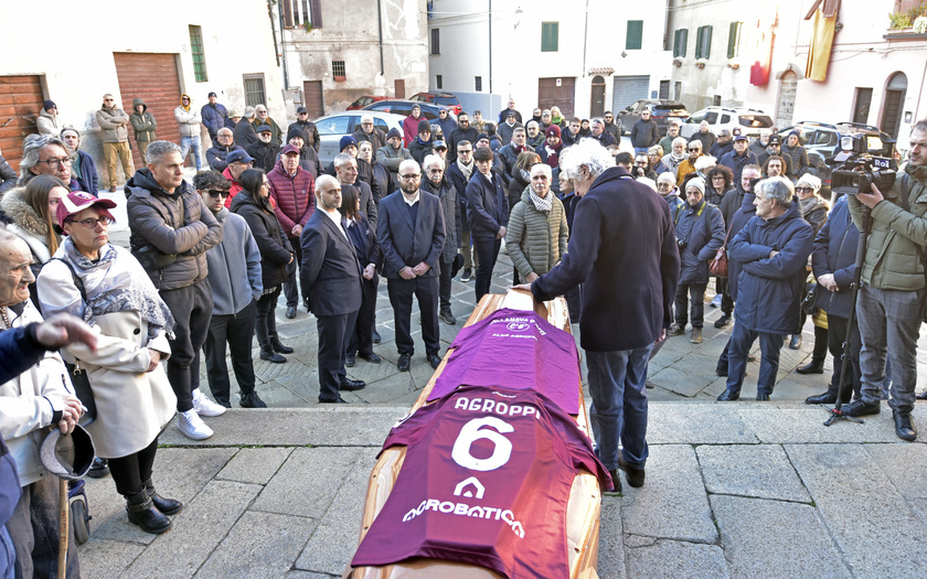 Agroppi: funerale ricorda le sue passioni, dal Toro a Elvis