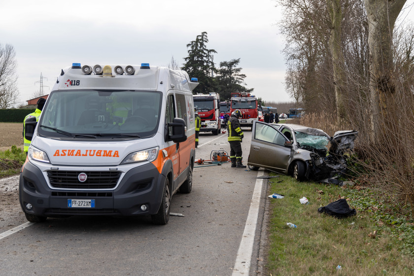 Scontro con un bus a Ferrara, morta la conducente di un'auto