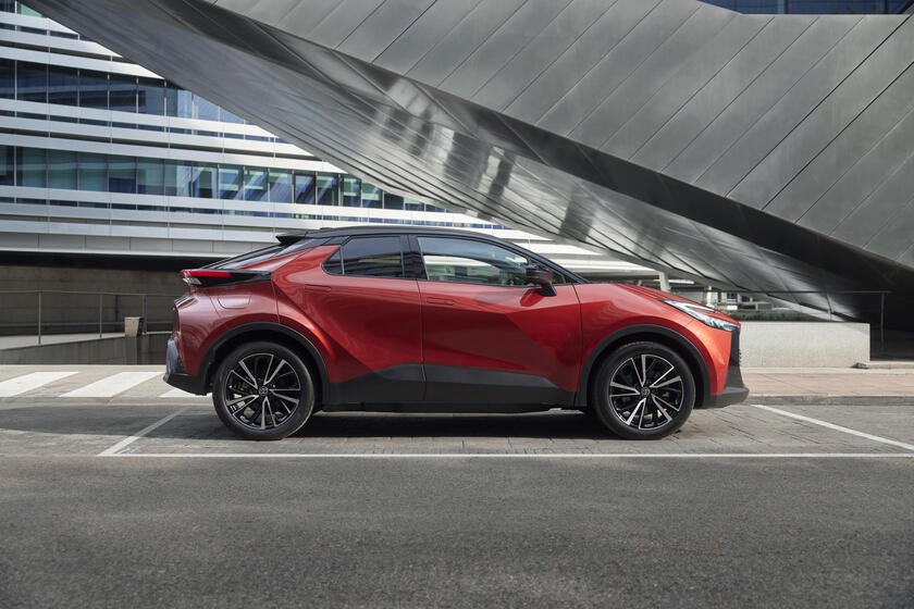 Toyota C-HR Lounge Hero