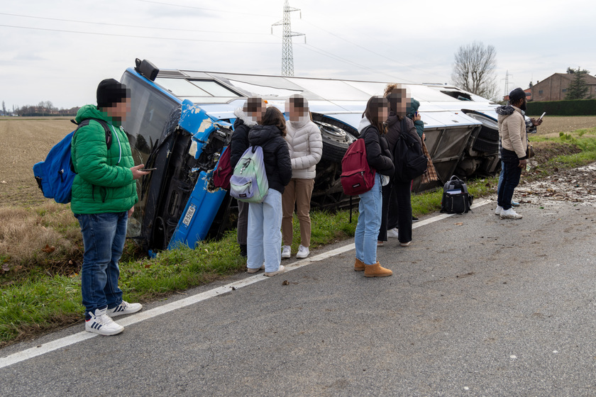 Scontro con un bus a Ferrara, morta la conducente di un'auto