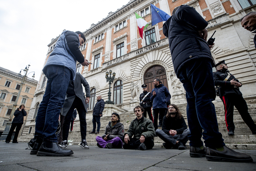 Cibo marcio contro scalinata Parlamento, blitz ambientalisti