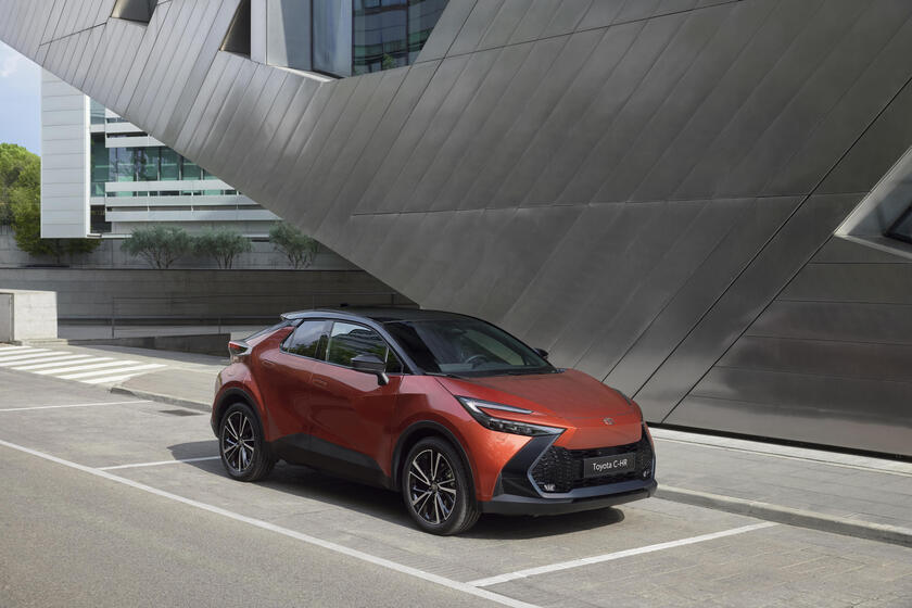 Toyota C-HR Lounge Hero