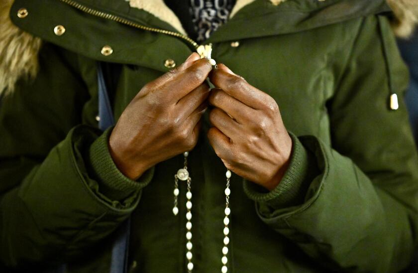 LA CHIESA PREGA PER IL PAPA, IL ROSARIO A PIAZZA SAN PIETRO