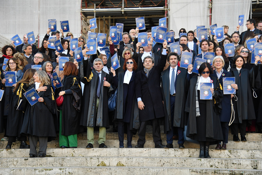 Flash mob toghe fuori Cassazione, mostrano Costituzione