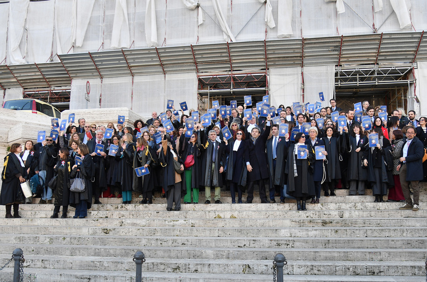 Flash mob toghe fuori Cassazione, mostrano Costituzione