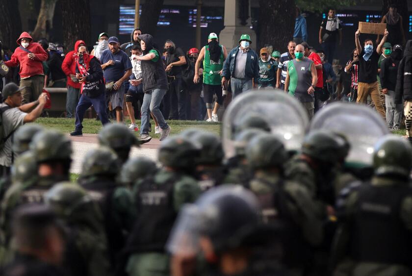 Scontri a Buenos Aires per la protesta dei pensionati